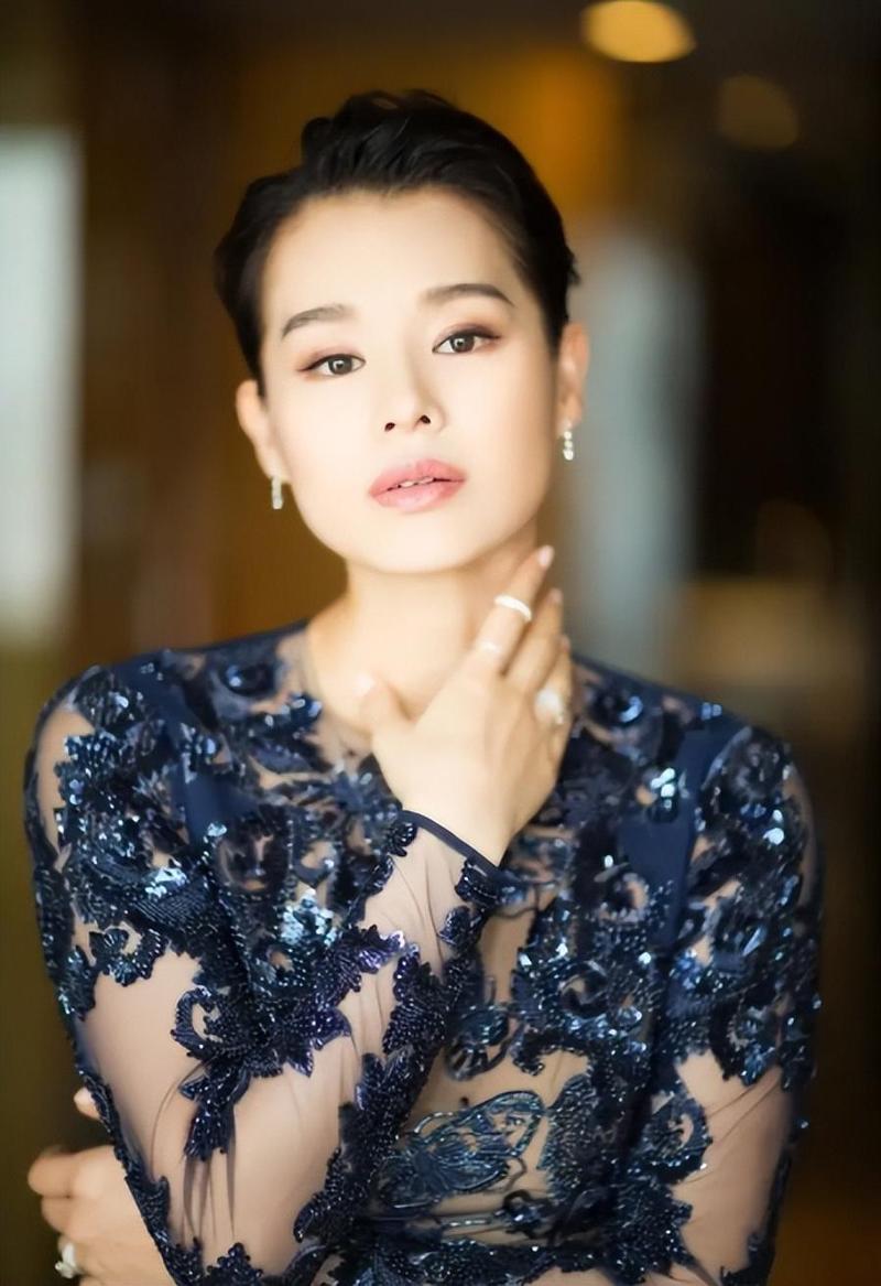 胡杏儿本人比照片好看:胡杏儿本人比照片好看吗