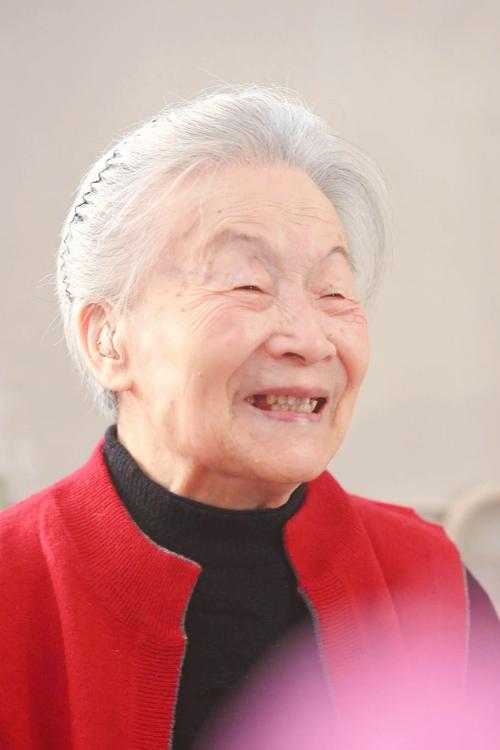 他的一生到底都经历了什么:他一生中经历了很多困难翻译